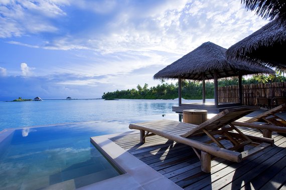 holding-maalifushi_19151553956