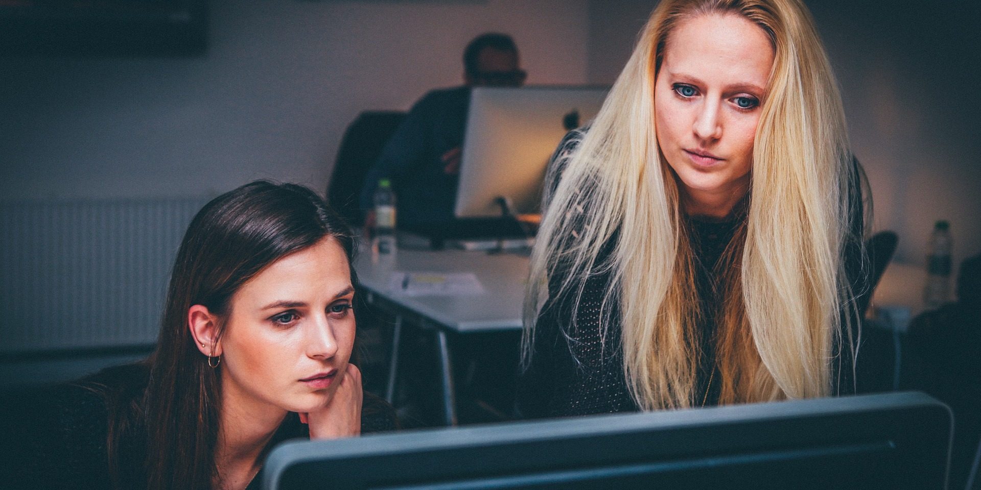 Profesionales con correo profesional Email profesional Vs. Email gratuito