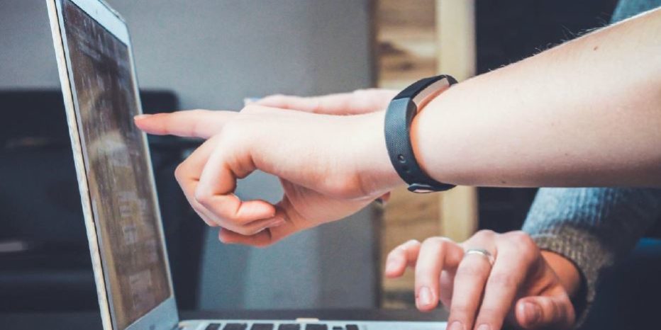 nuevos gtlds Manos de dos personas trabajando en un portátil