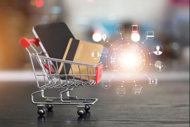 Carrito de la compra con tarjeta y móvil dentro