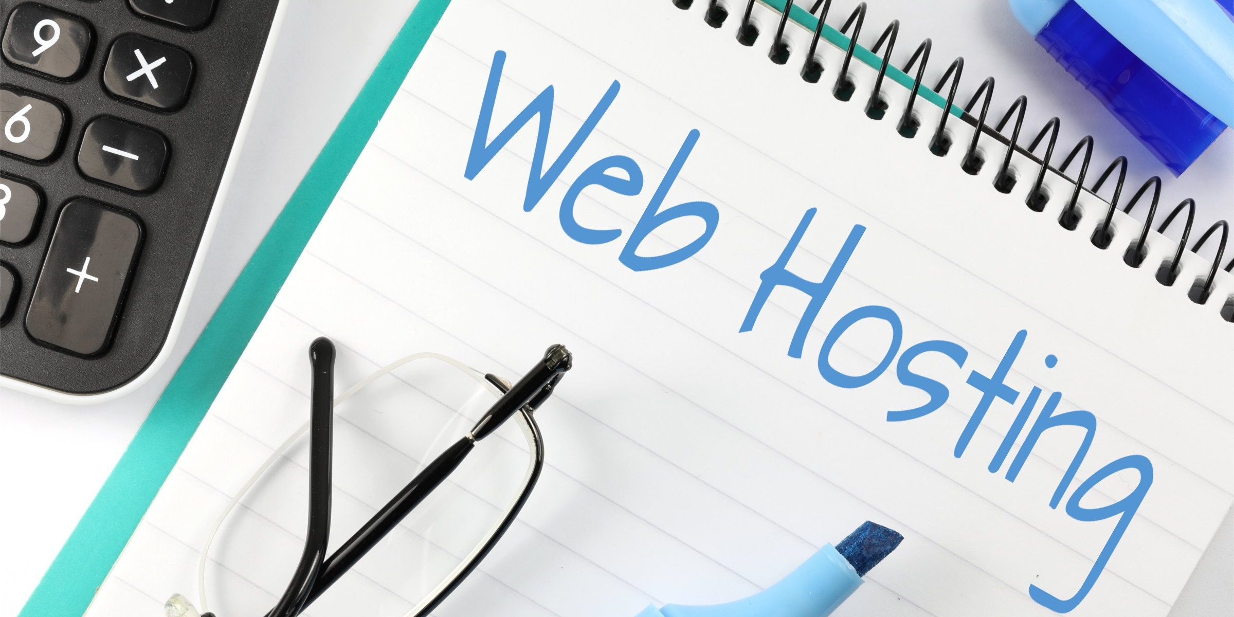 cómo elegir el mejor hosting para tu proyecto Web Hosting escrito en un bloc de notas