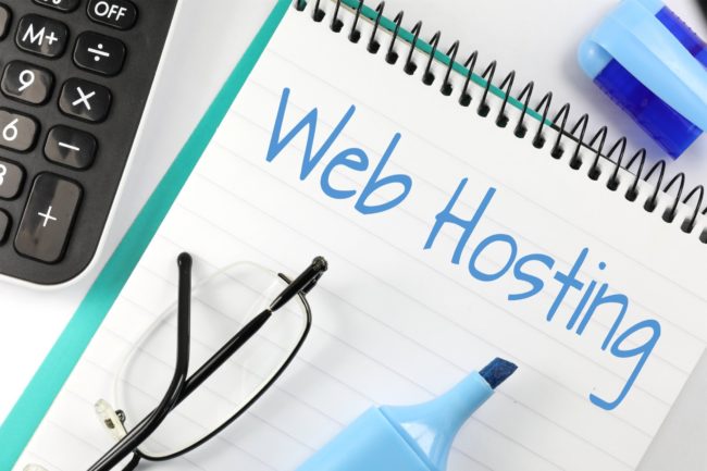 cómo elegir el mejor hosting para tu proyecto Web Hosting escrito en un bloc de notas