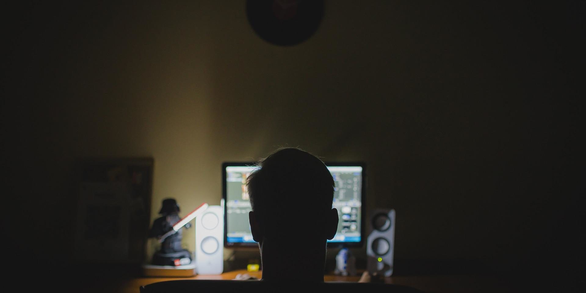 Hacker pirateando una web