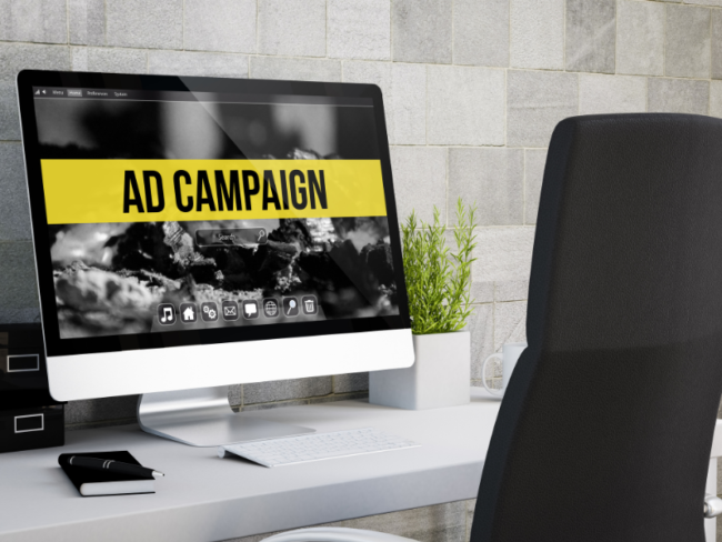Optimizar campañas de Google Ads Ordenador con gestión de campañas de anuncios